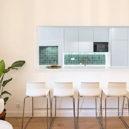Modern 4 Bedroom Haven Sleeps 10 *
