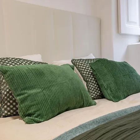 Modern 4 Bedroom Haven Sleeps 10 Lisboa