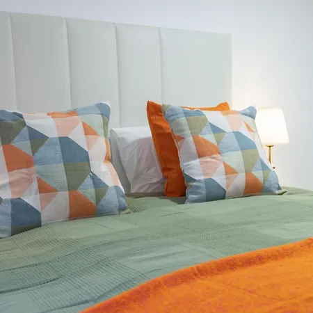 Modern 4 Bedroom Haven Sleeps 10 *