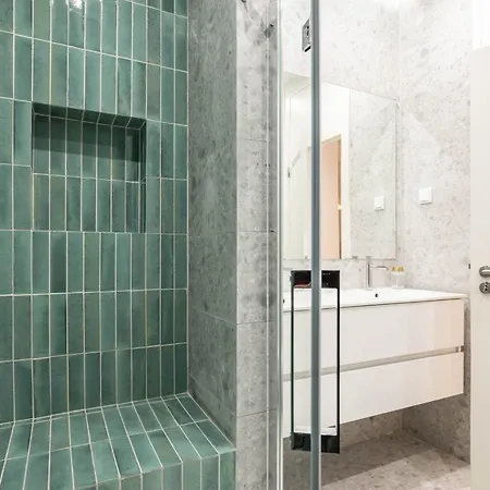 Modern 4 Bedroom Haven Sleeps 10 Apartamento Lisboa
