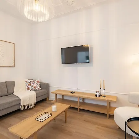 Modern 4 Bedroom Haven Sleeps 10 *