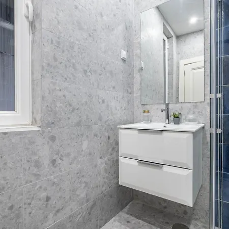 Modern 4 Bedroom Haven Sleeps 10 Lisboa