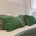Modern 4 Bedroom Haven Sleeps 10 Lisboa