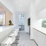 Modern 4 Bedroom Haven Sleeps 10 Lägenhet