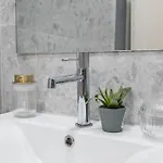Modern 4 Bedroom Haven Sleeps 10 Lisboa