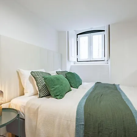 Апартаменты Modern 4 Bedroom Haven Sleeps 10