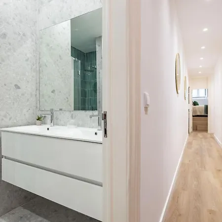 Modern 4 Bedroom Haven Sleeps 10 * Лиссабон