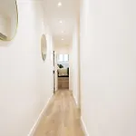 Modern 4 Bedroom Haven Sleeps 10 * Lisboa