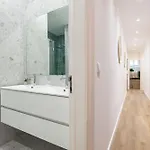 Modern 4 Bedroom Haven Sleeps 10 * Lisboa