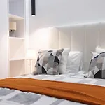 Апартаменты Modern 4 Bedroom Haven Sleeps 10 *