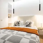 Modern 4 Bedroom Haven Sleeps 10 Апартаменты *