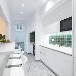 Modern 4 Bedroom Haven Sleeps 10 Апартаменты *
