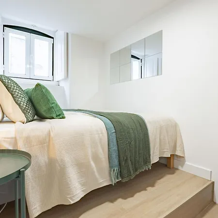 Modern 4 Bedroom Haven Sleeps 10 Apartment